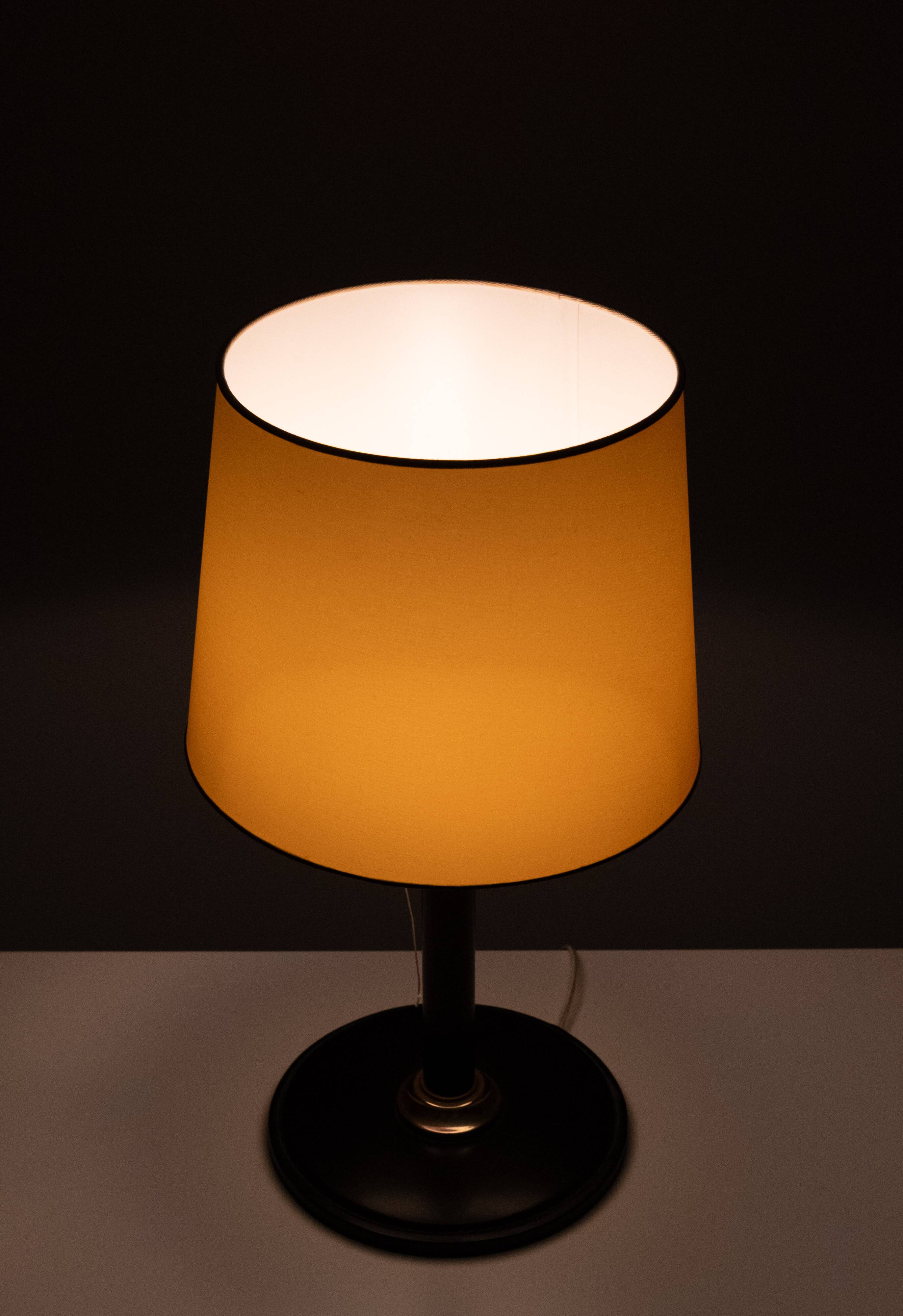 Lampe de table en cuir cousu Jean Adnet, style années 1960