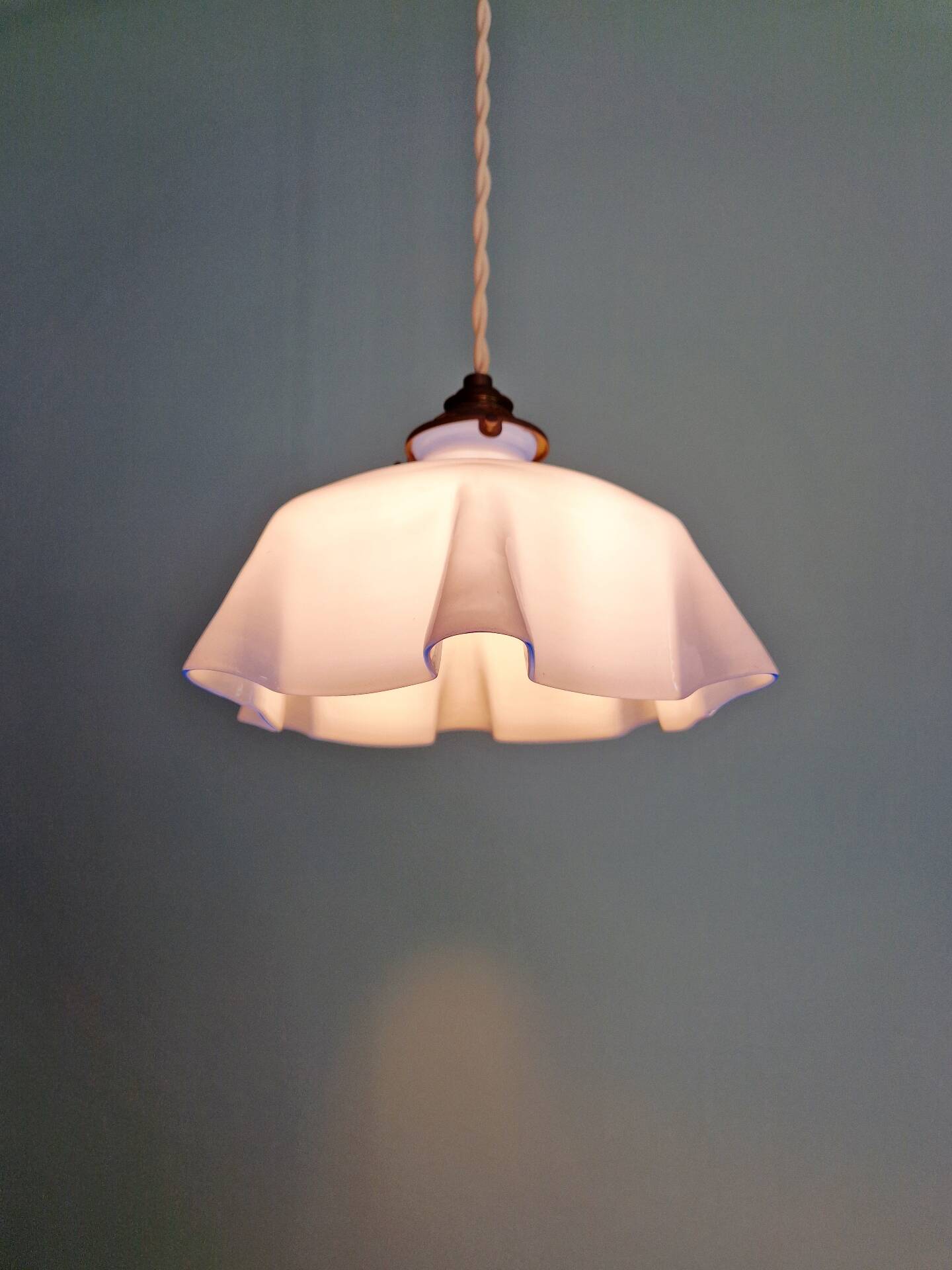 Art Deco suspension in pleated mauve opaline, 1920-30.