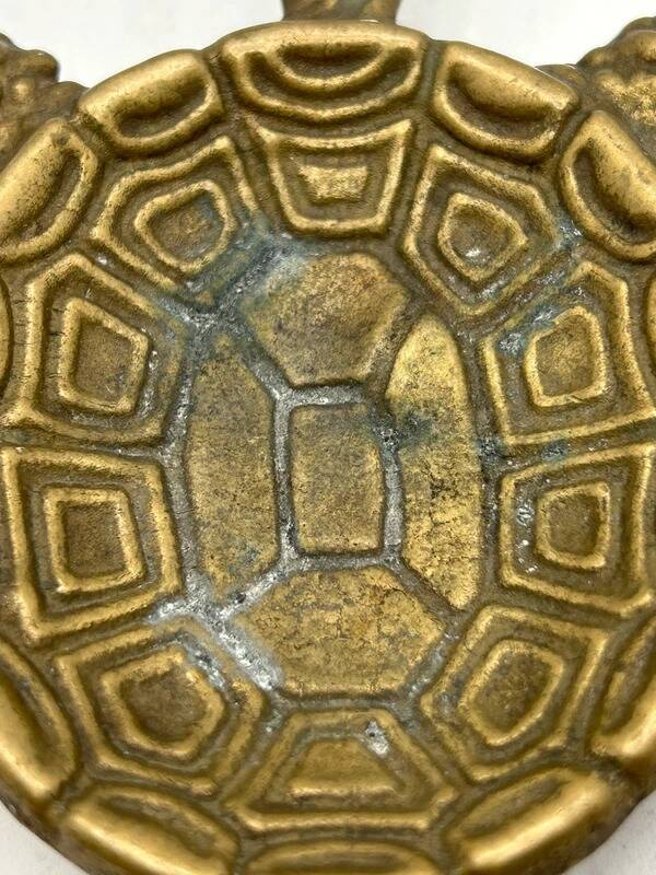 Vintage turtle ashtray in gilded brass, patinated animal-shaped catchall.