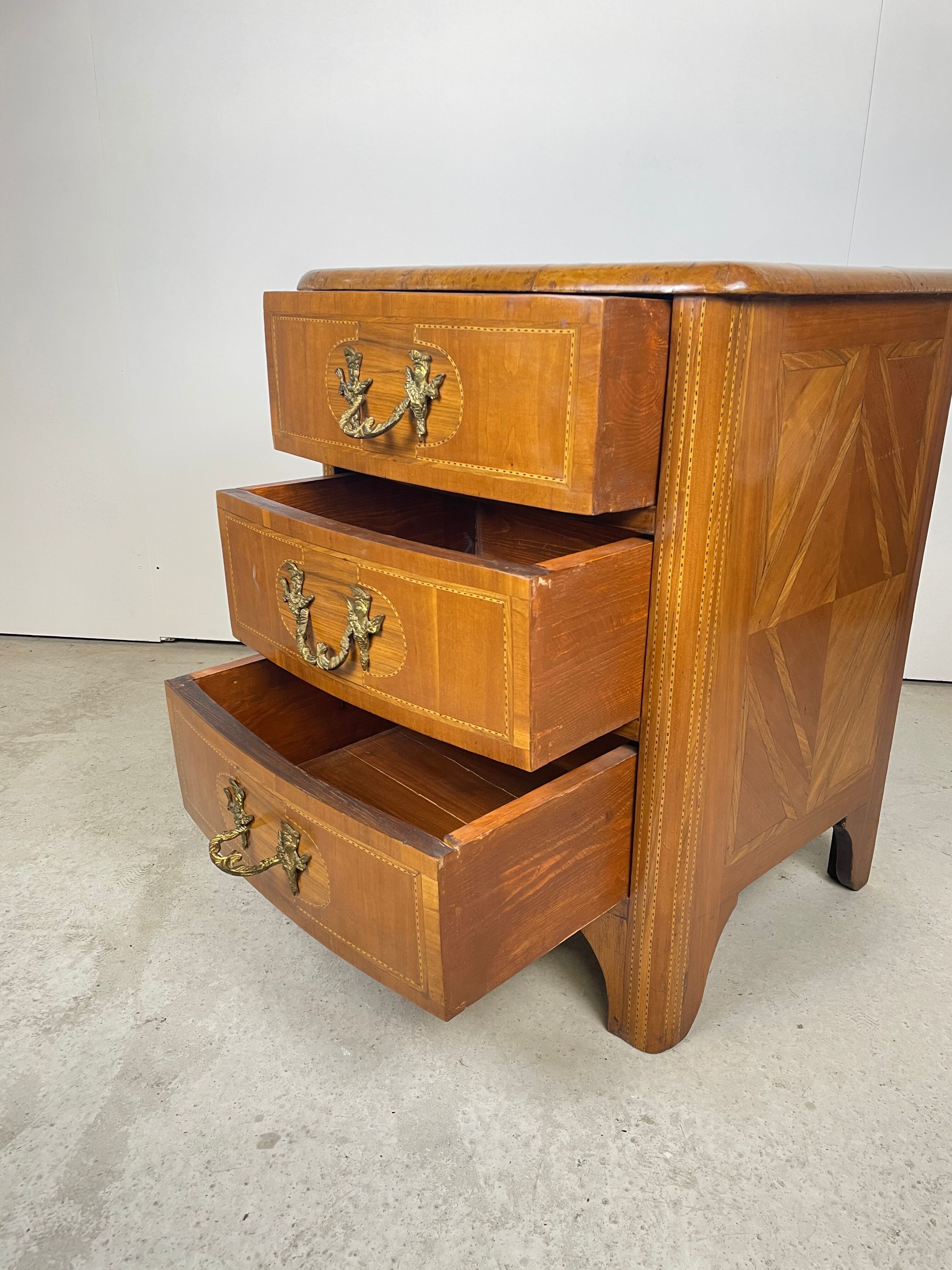 Inlaid drawer cabinet