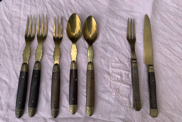 Set of 7 cutlery in wood and gilded and chiseled metal, cutlery for children, old and collectors