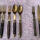Lot de 7 couverts en bois et metal dore et ciselée, couverts pour enfants, anciens et collector