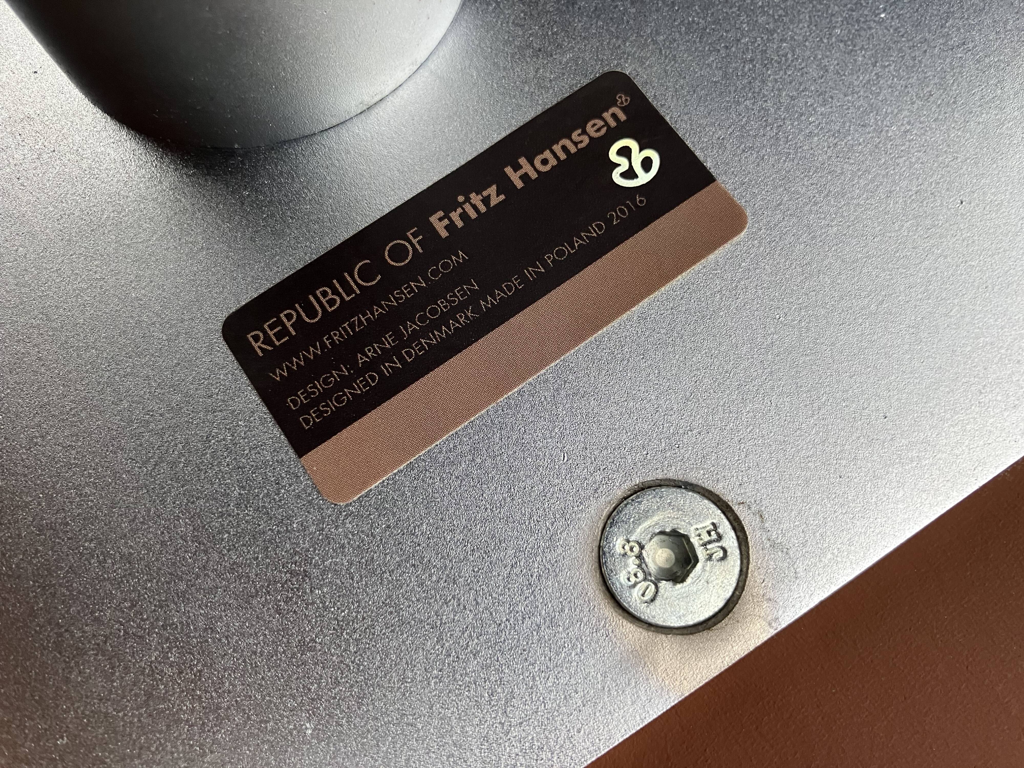 Fritz Hansen Swan chair by Arne Jacobsen in Cognac leather, NEW condition!!