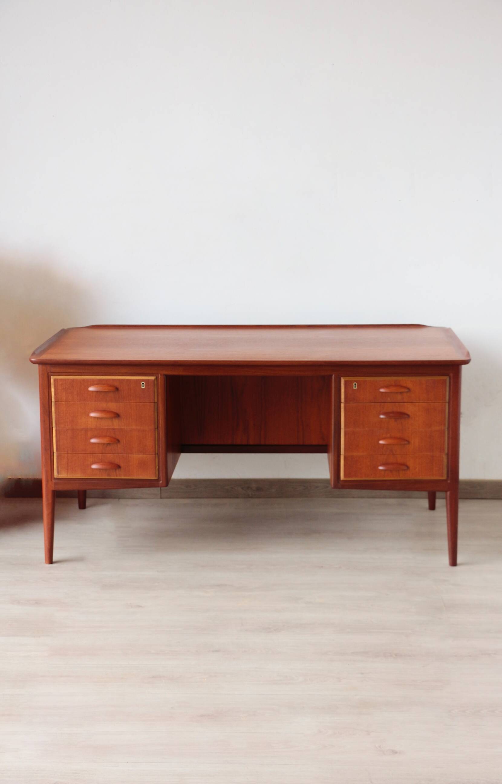 Desk Svend Aage Madsen: Danish Teck & Design (HP Hansen)
