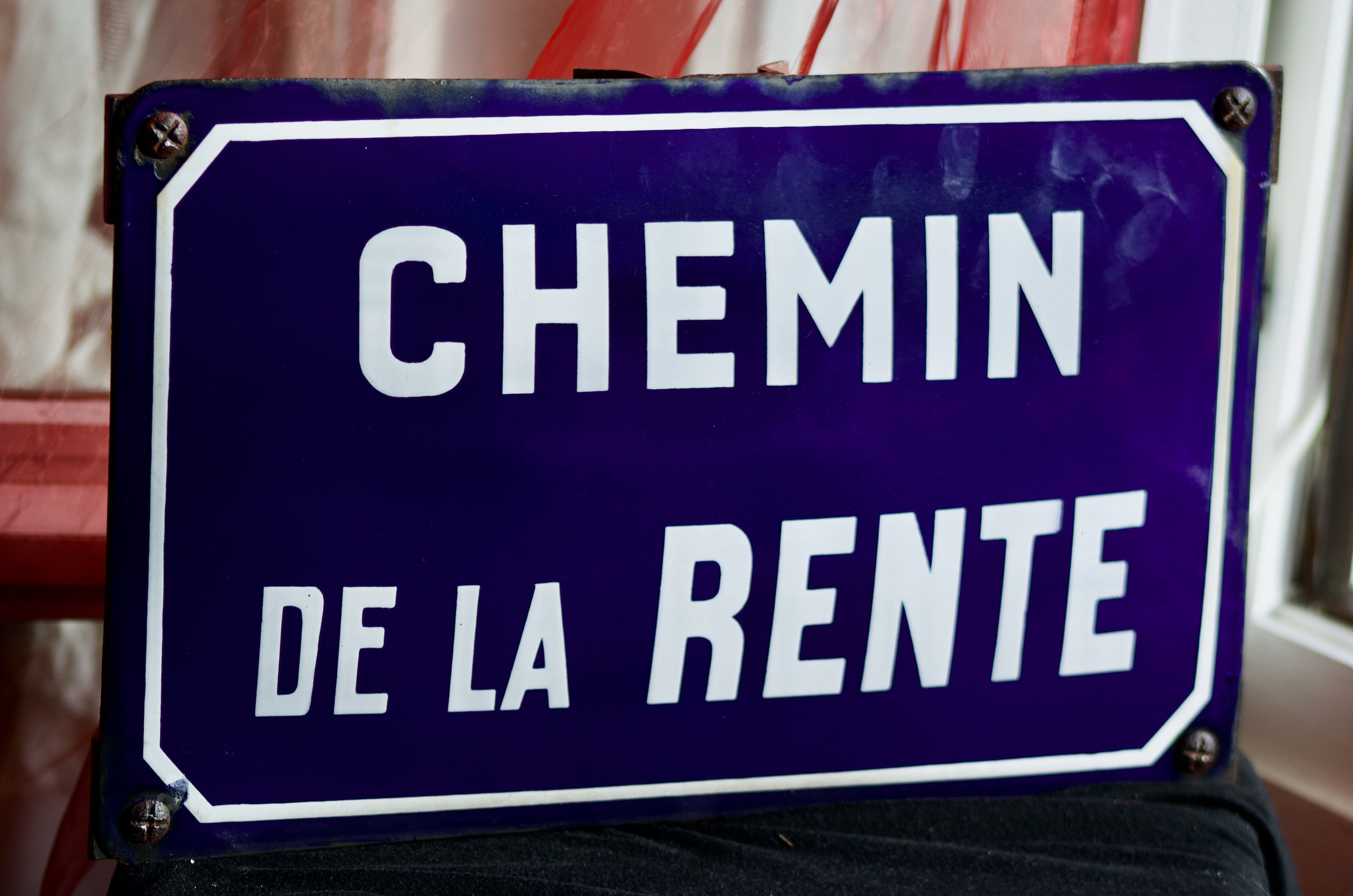 Old Enamelled and bulging "Chemin de la Rente" street plate, in perfect condition, on its cast iron support