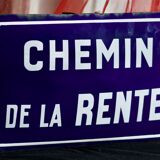 Ancienne plaque de rue émaillée et bombée "chemin de la rente", en parfait état, sur son support en fonte