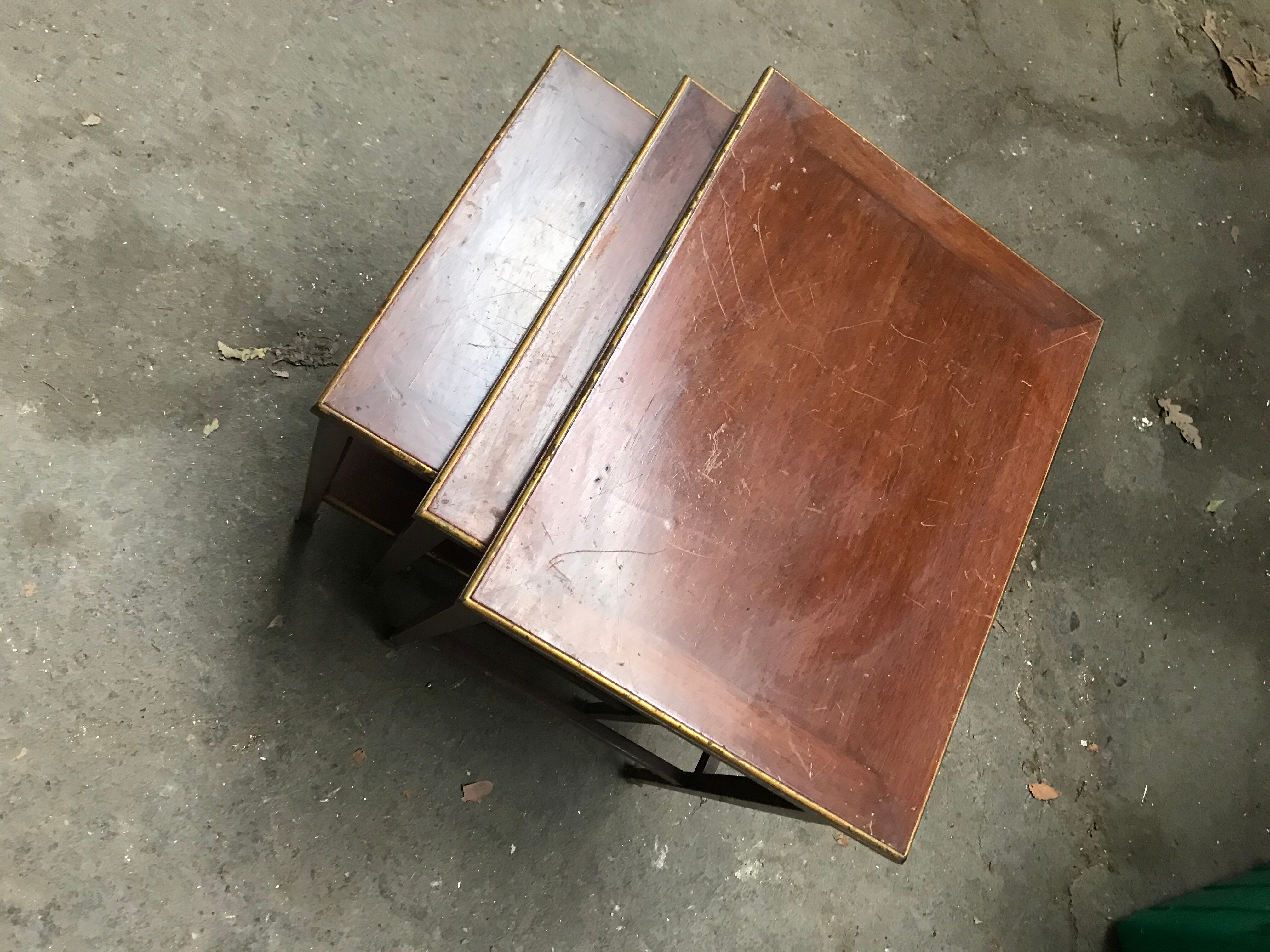 Brass-ringed mahogany gigognes tables