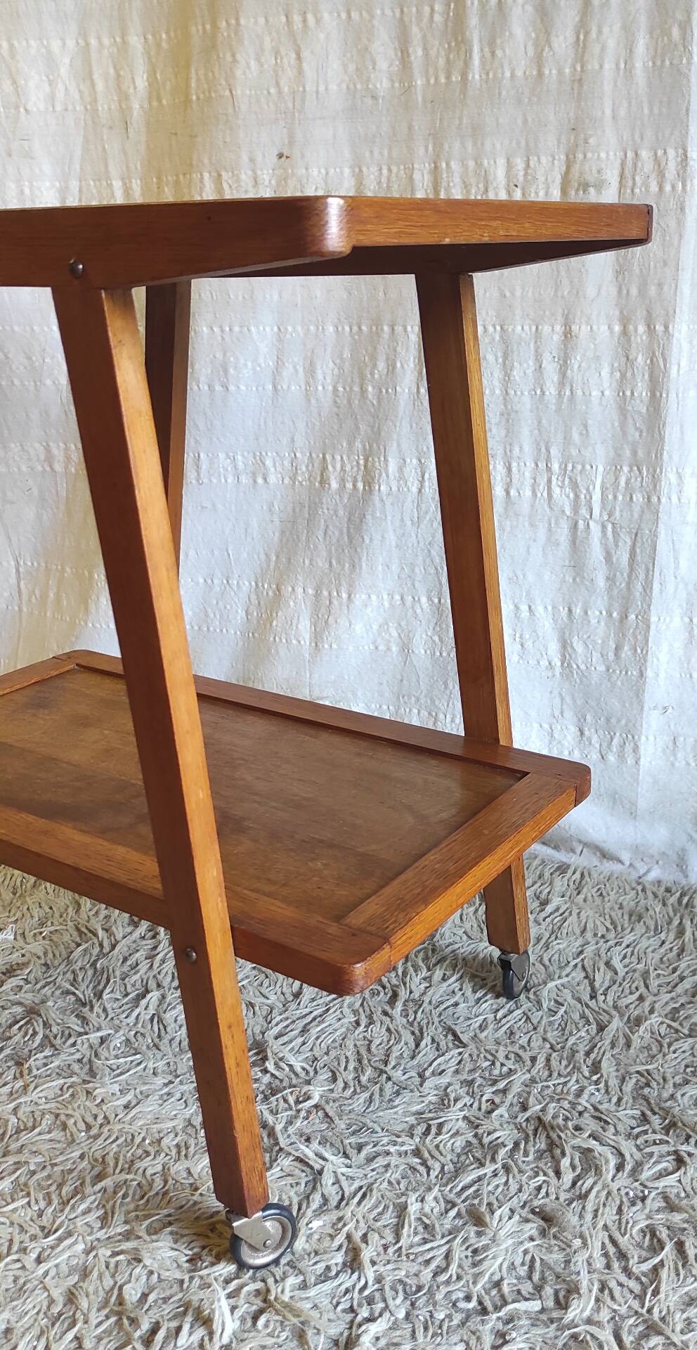 Table d'appoint moderniste en bois massif - années 50/60