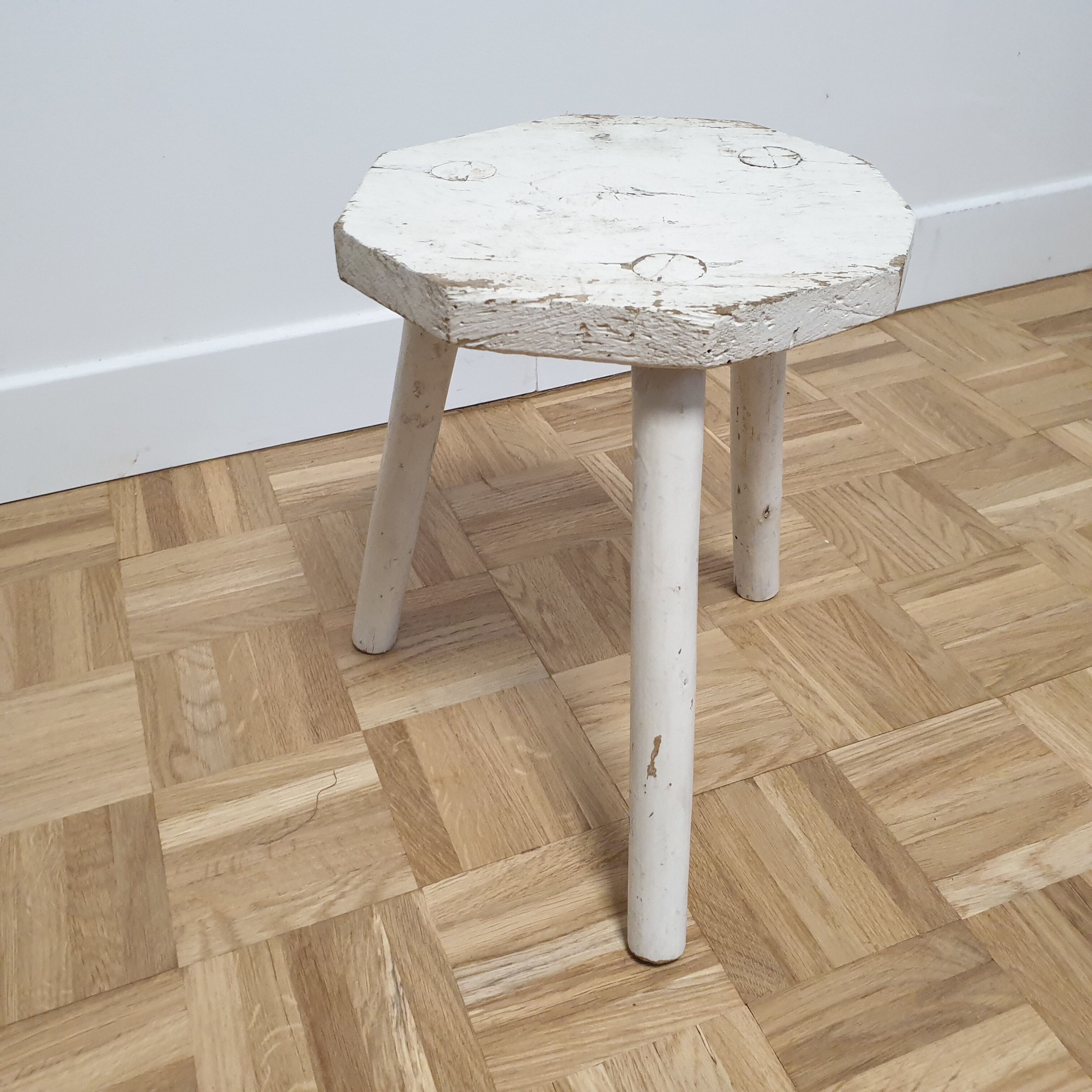 Tabouret tripode en bois peint en blanc