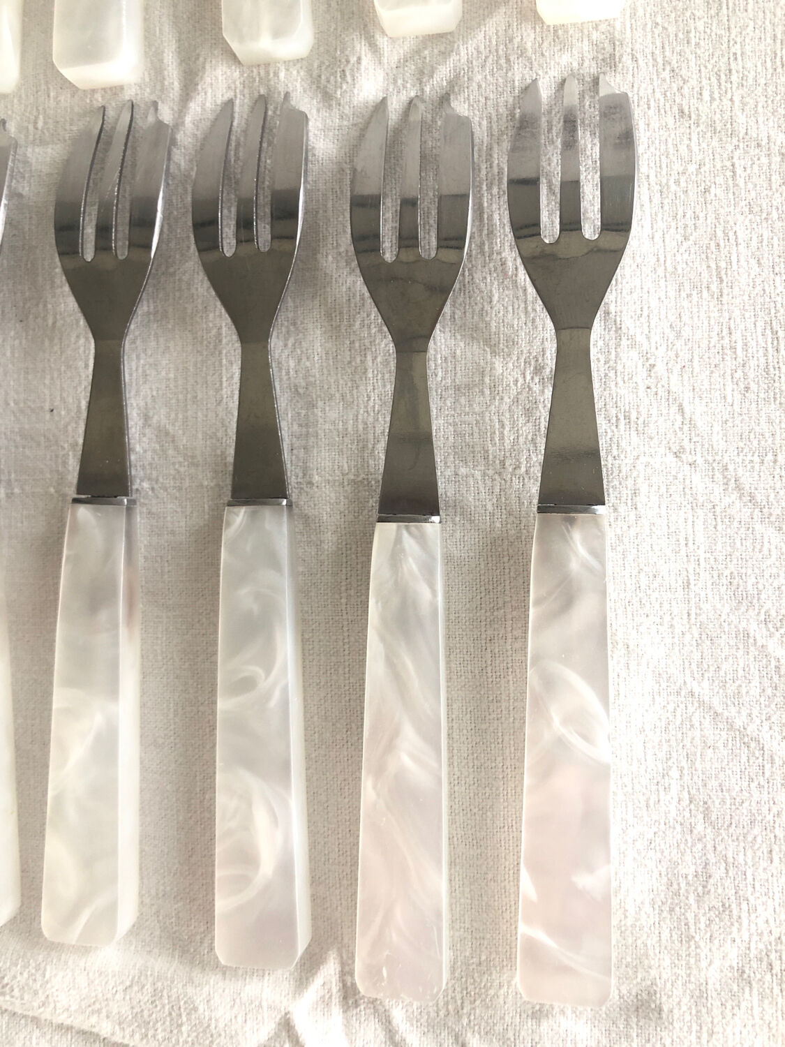 12 fourchettes à dessert manche plastique nacré blanc