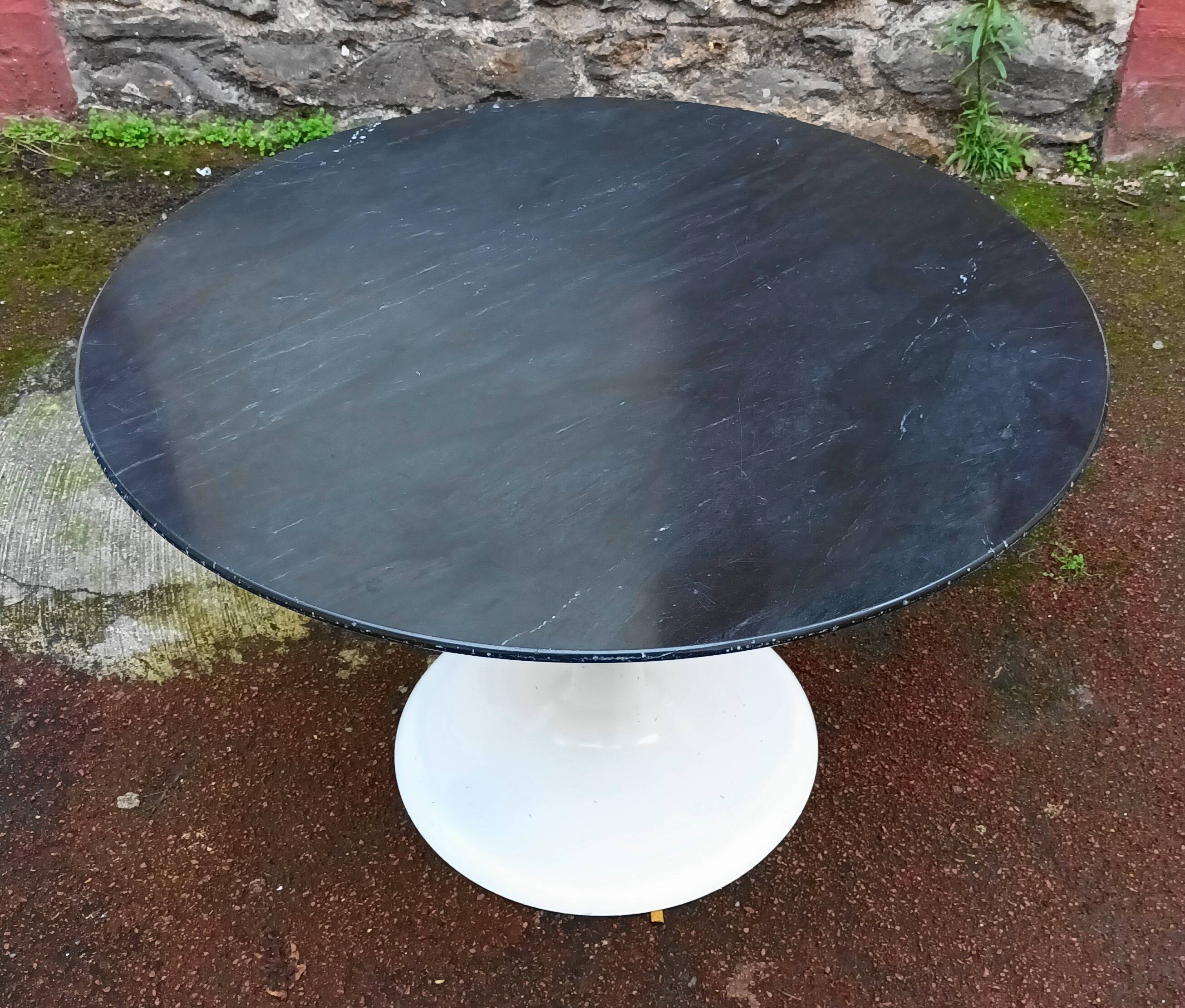 Round coffee table with tulip foot from the 70s