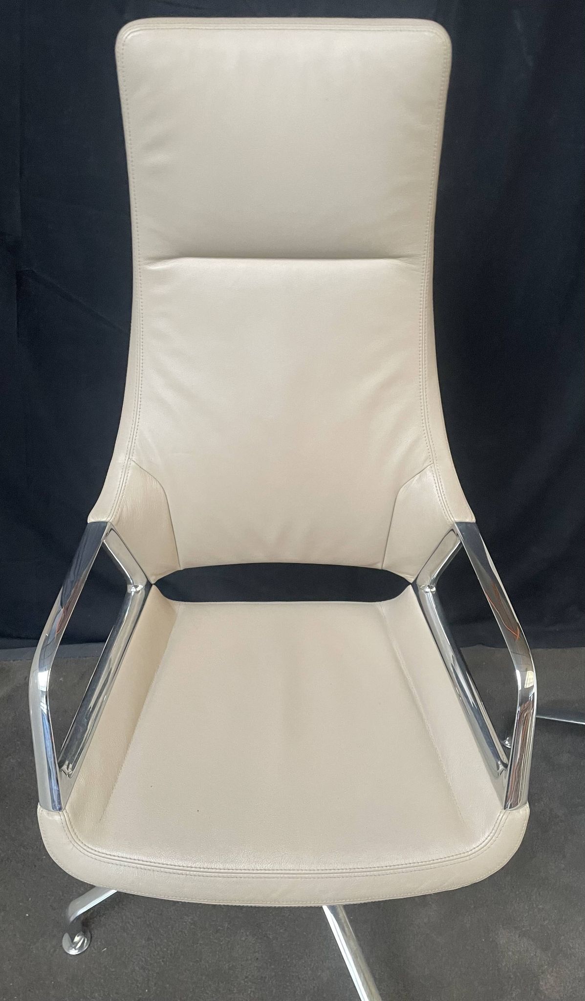 Wilkhan chair graph 302/5