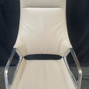 Wilkhan chair graph 302/5