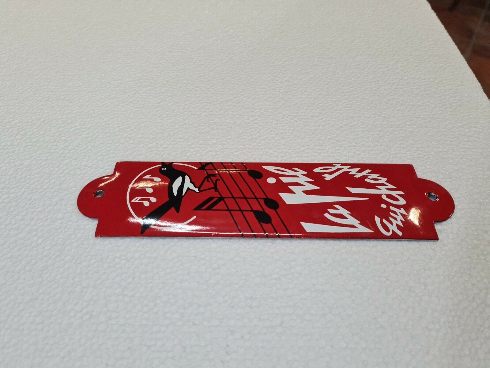 Enamelled plaque "the magpie that sings"