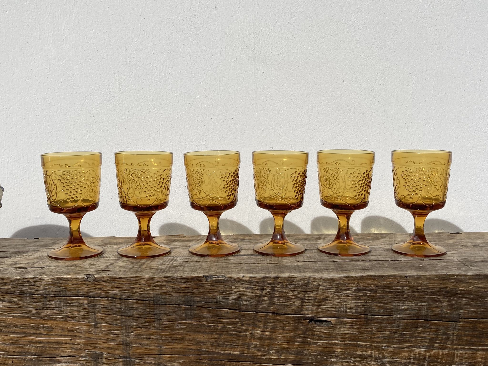 Amber stemmed glasses with vintage fruit decoration - Old brown glasses