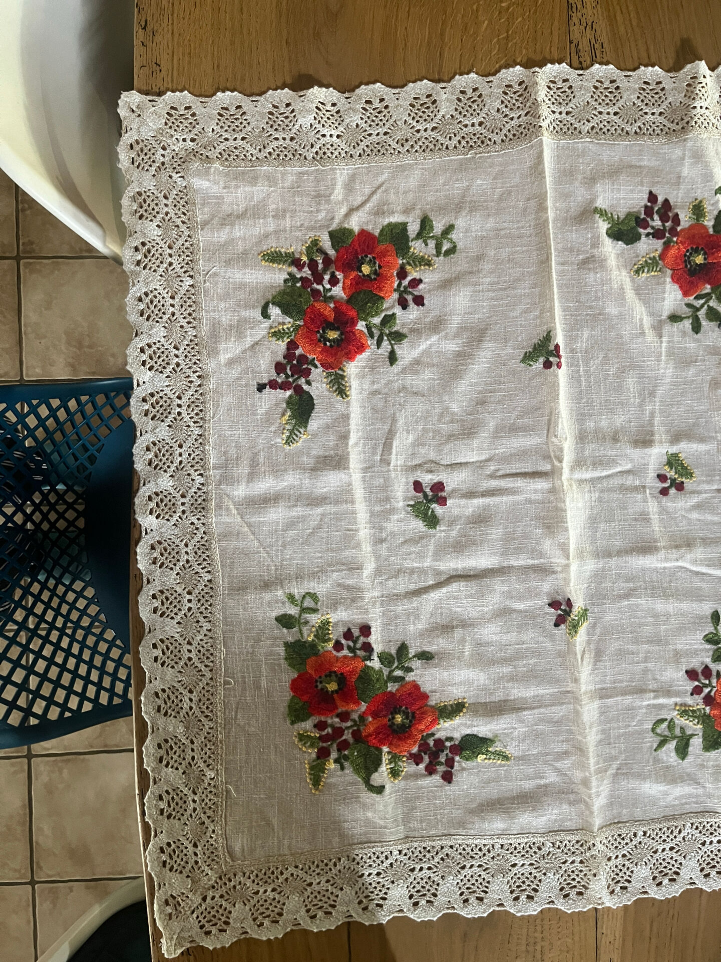 Linen tablecloth with embroidered flowers