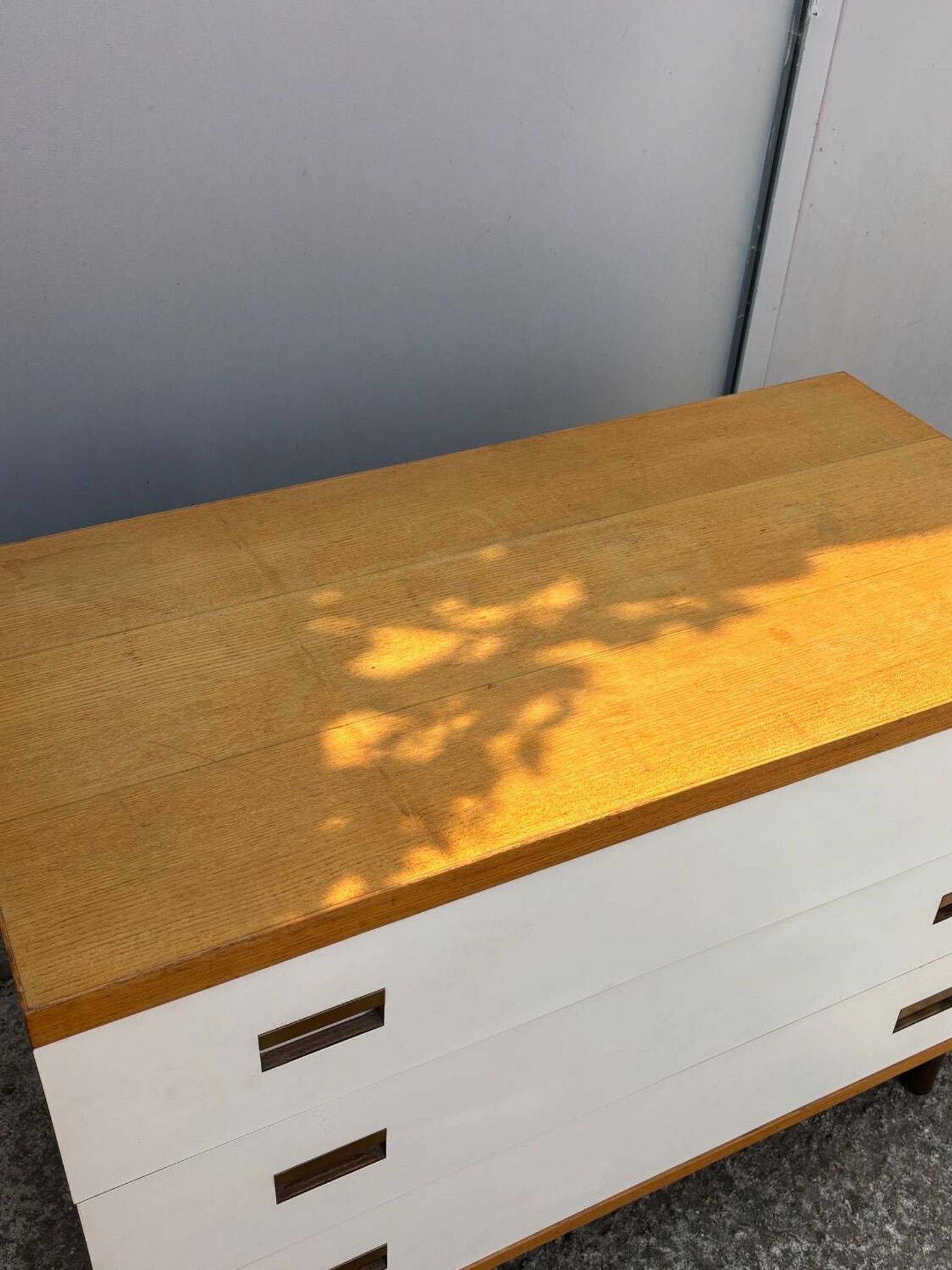 Commode années 70 chêne, laiton et placage blanc cassé