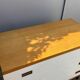 Commode années 70 chêne, laiton et placage blanc cassé