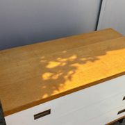 Commode années 70 chêne, laiton et placage blanc cassé