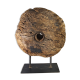 Ancienne roue de poulie en bois sur pied