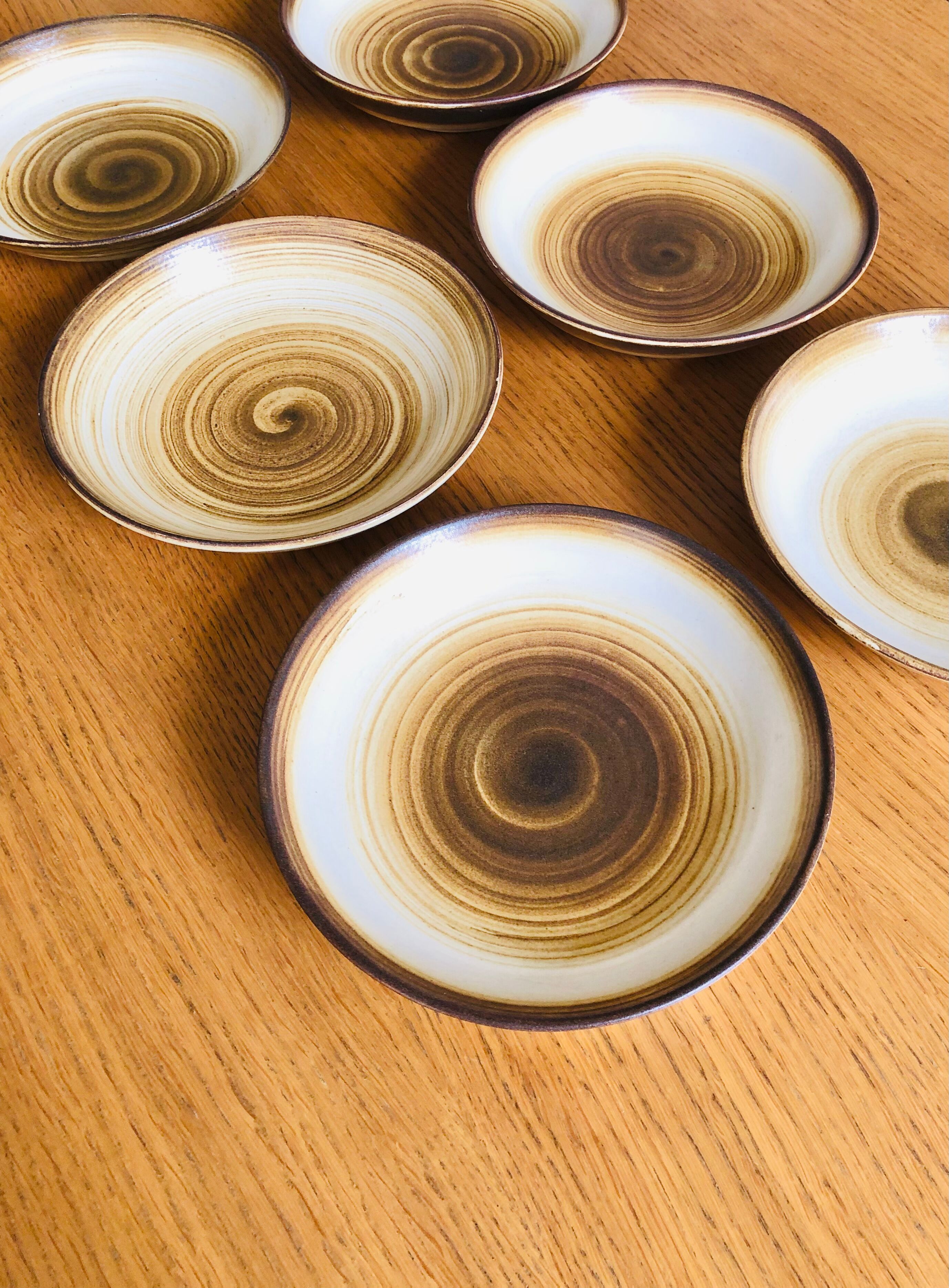 Set of six hollow plates in Longchamp sandstone