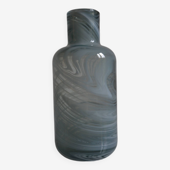 Vase scandinave en verre gris bleu design par Iina Vuorivirta