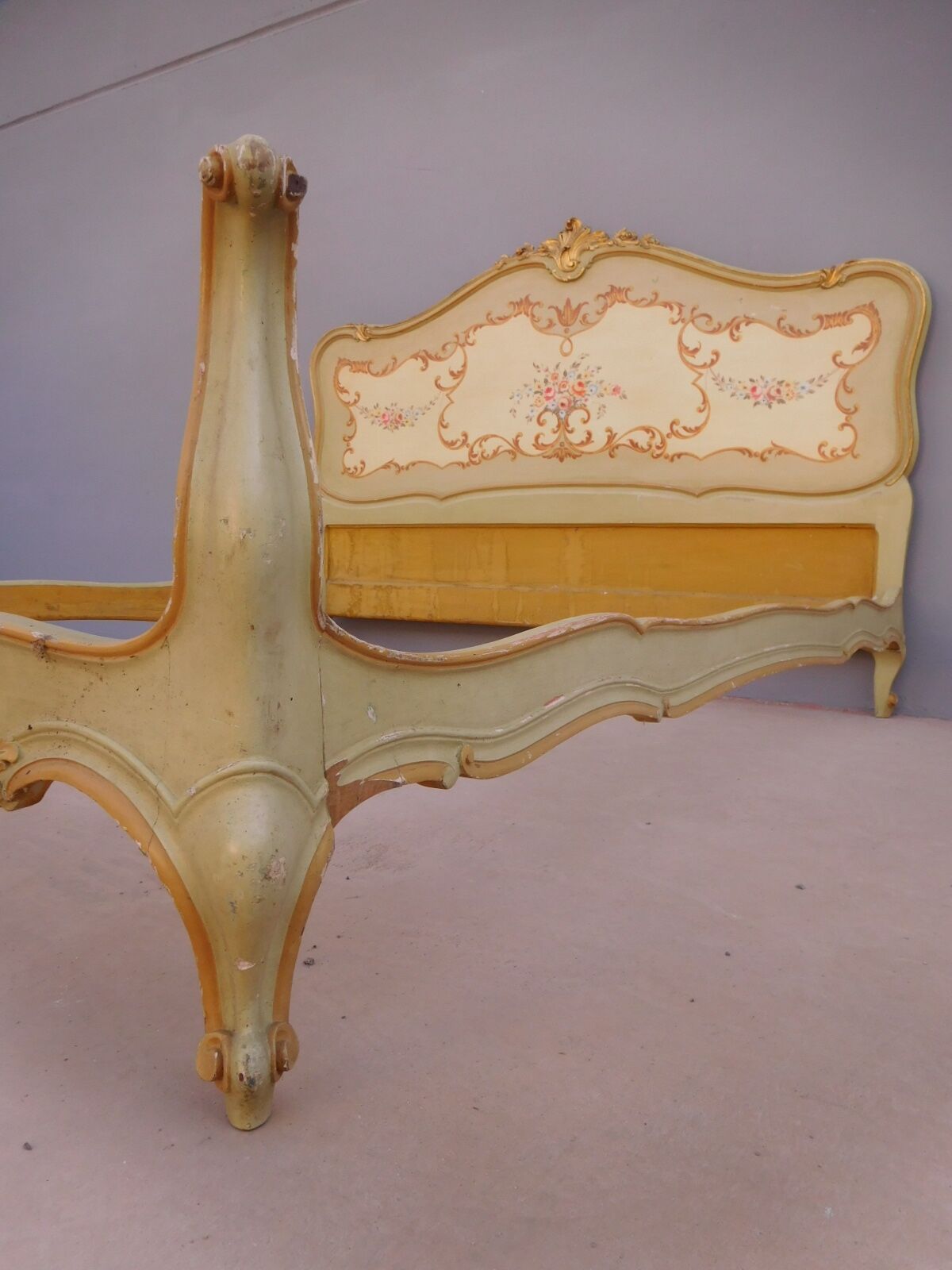 Cadre de lit en bois laqué décors floraux années 1950 style Louis XV