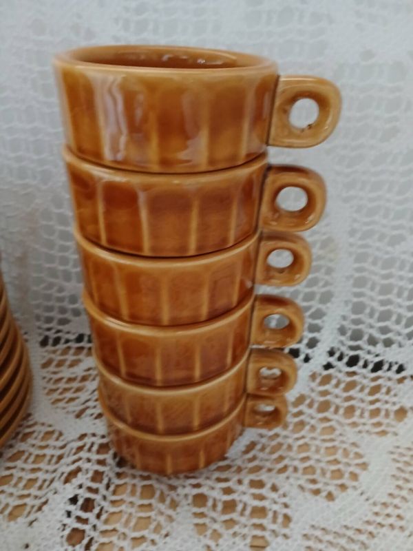 12 tasses à café anciennes avec soucoupes