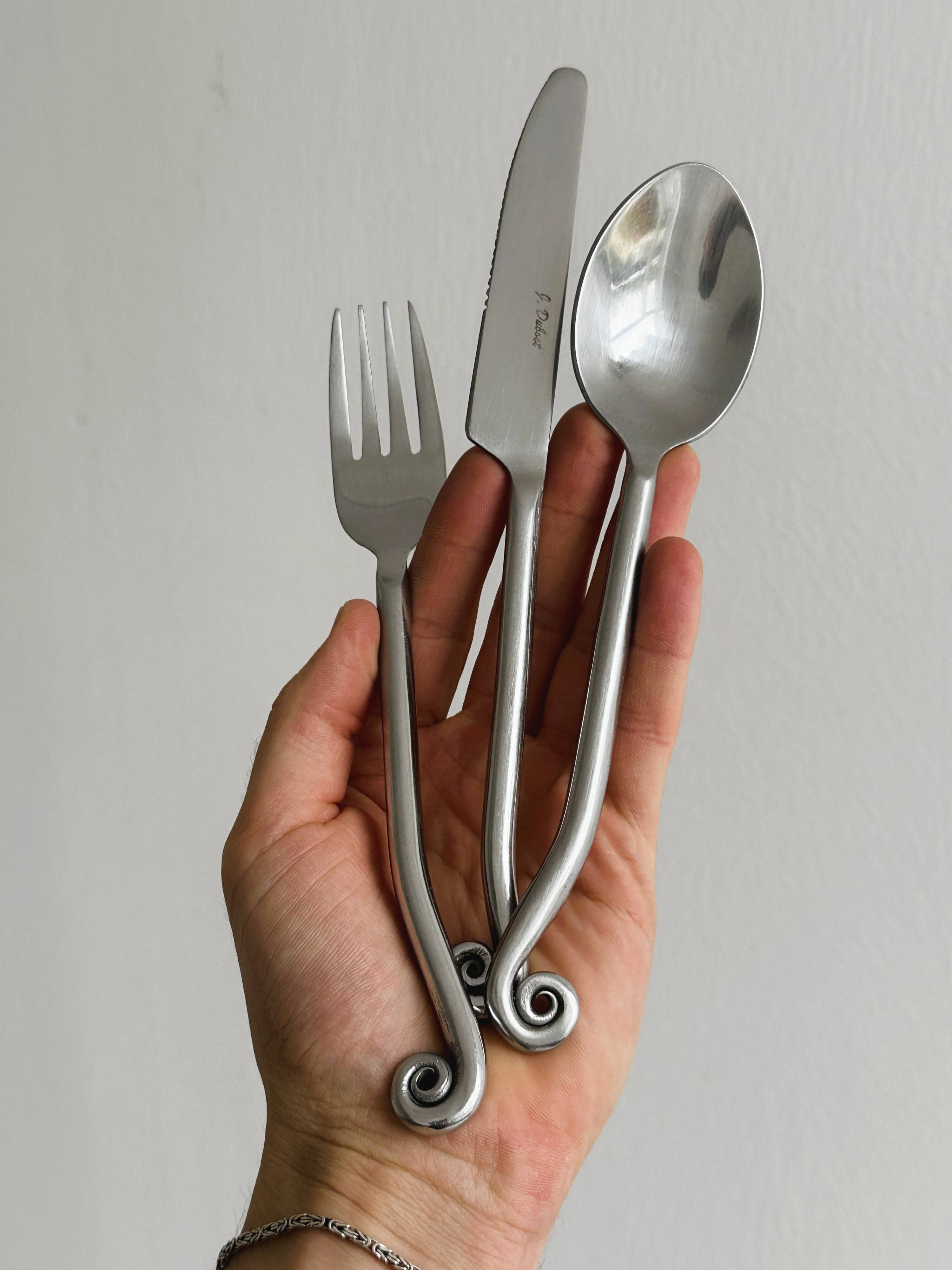 18-piece shiny metal cutlery set