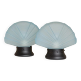 Ensemble de 2 lampes en verre de Murano, abat-jours en verre dépoli bleu clair, bases en métal - design vintage des années 1980 inspiré de l'ère spatiale italienne.
