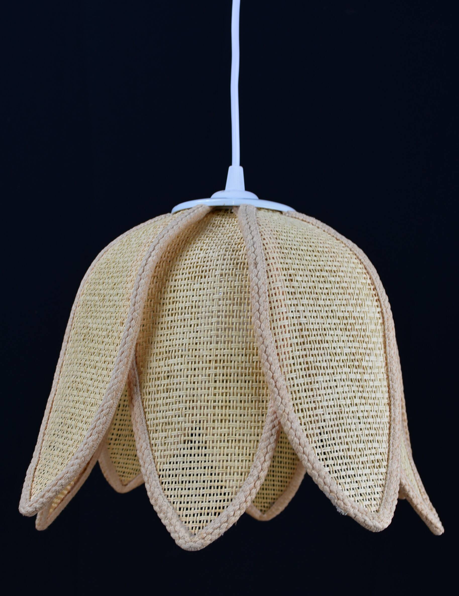 Suspension and rattan flower petals.