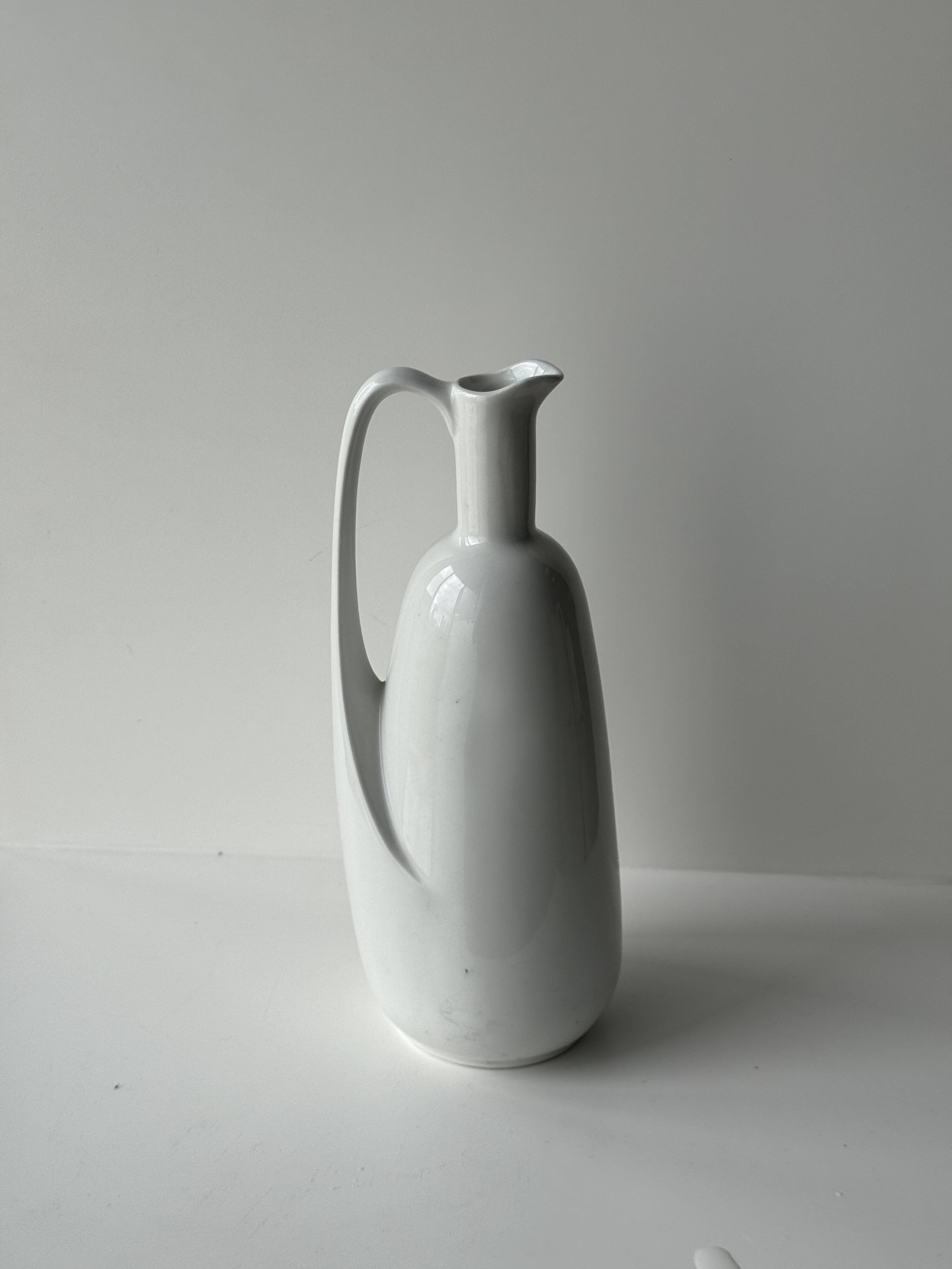 White porcelain ewer H26