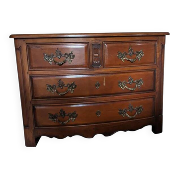 Classic chest of drawers