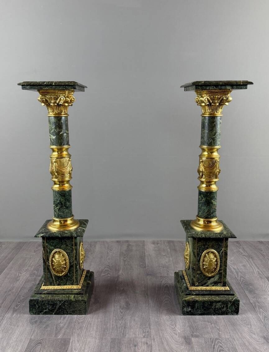 Pair of green marble columns, gilded bronze and gilded brass, 20th Century