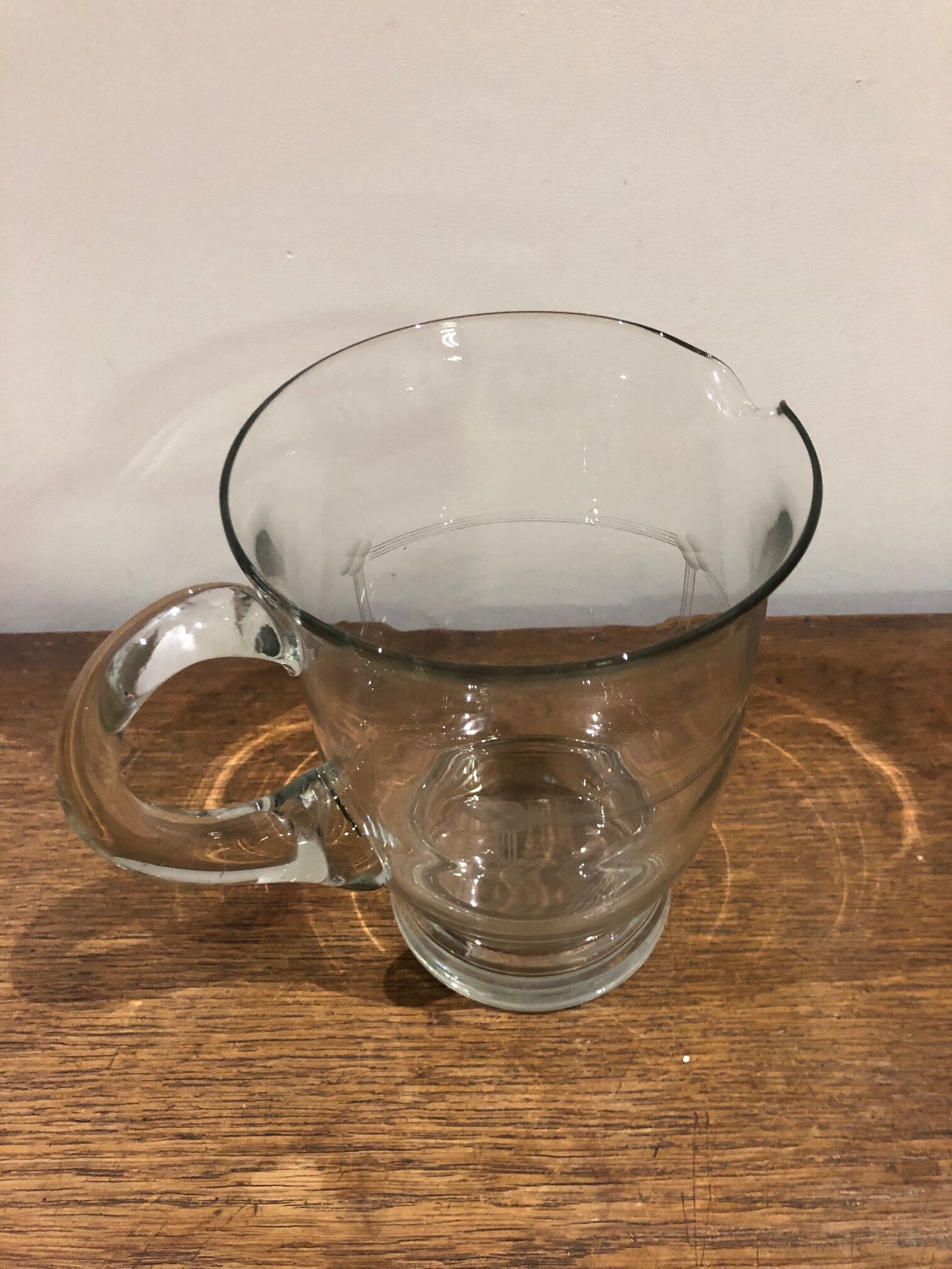 Cruche en verre ciselé années 50