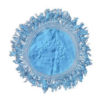 Napperon rond à franges en fil de coton blanc. Brodé main. Années 30.