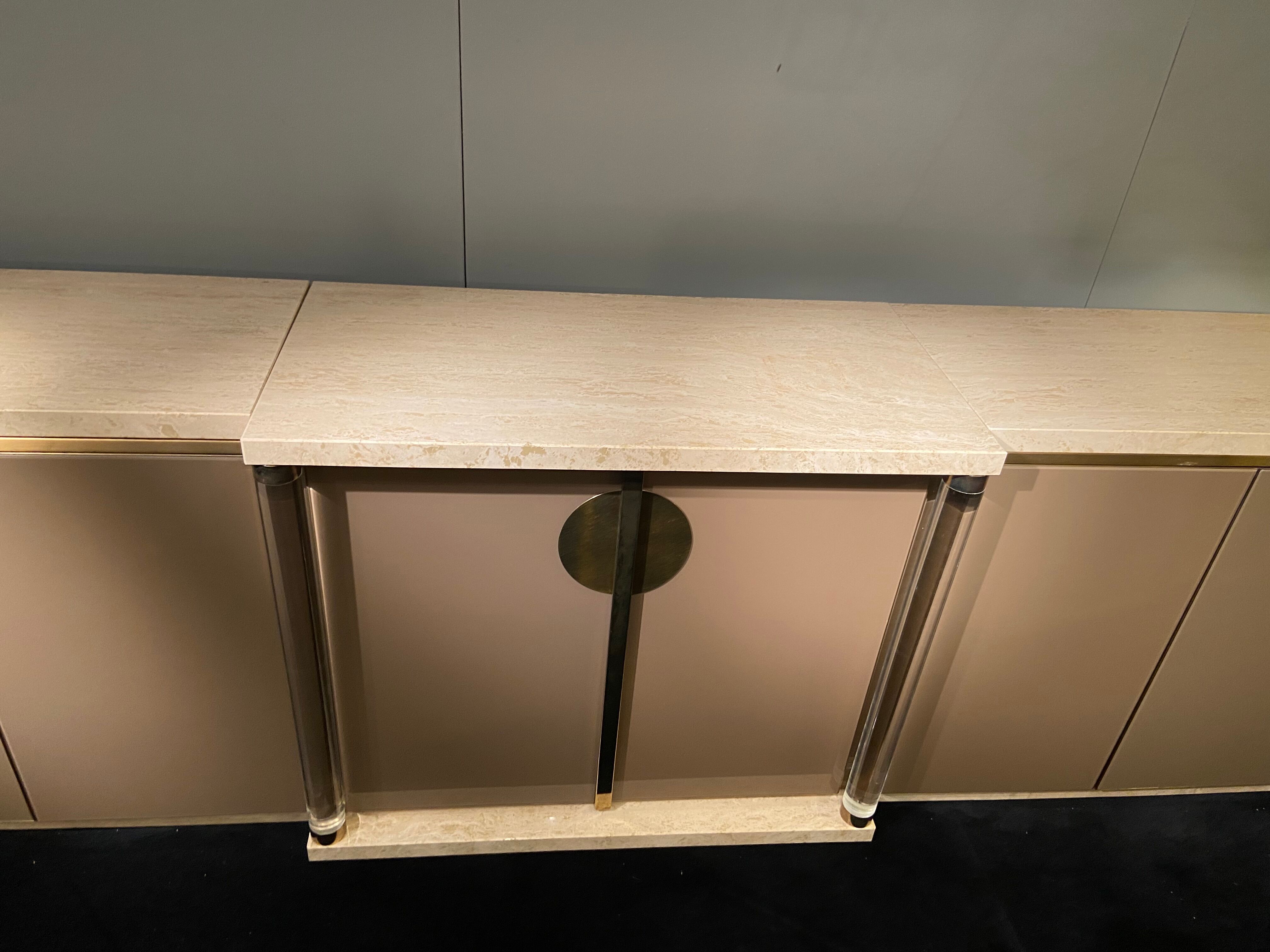 Enfilade laquée, travertin et plexiglas, Belgo Chrom, 1970s