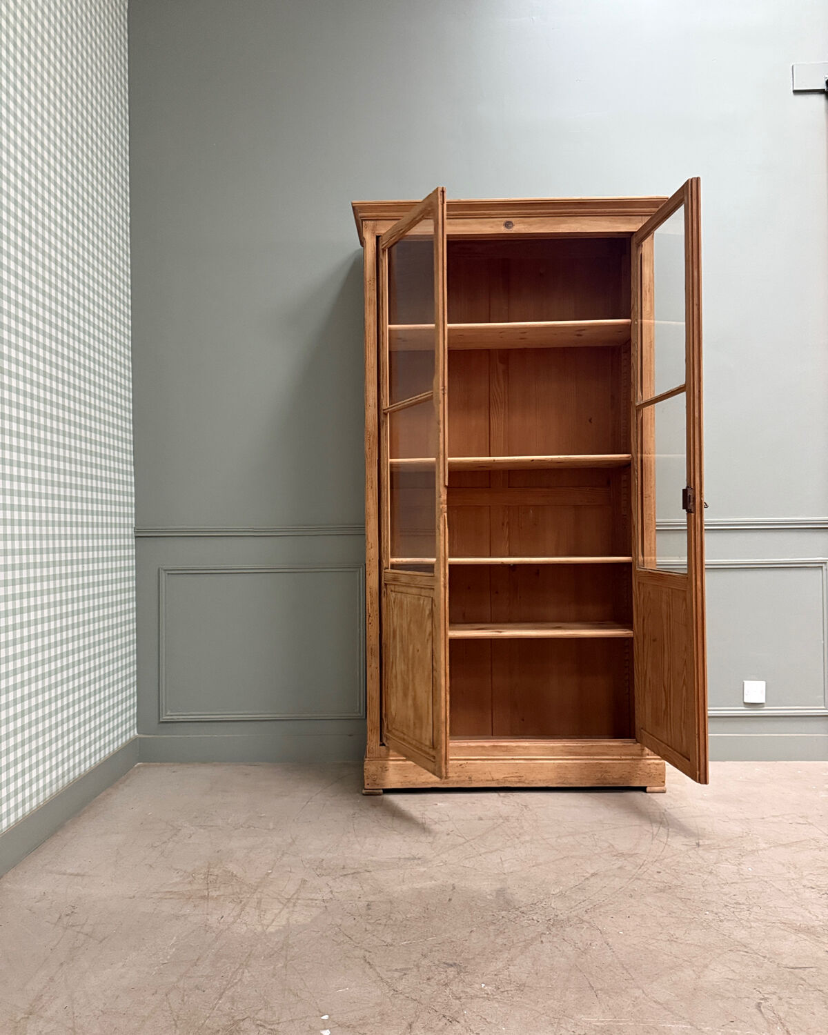 Vintage Delagrave display cabinet (renovated)