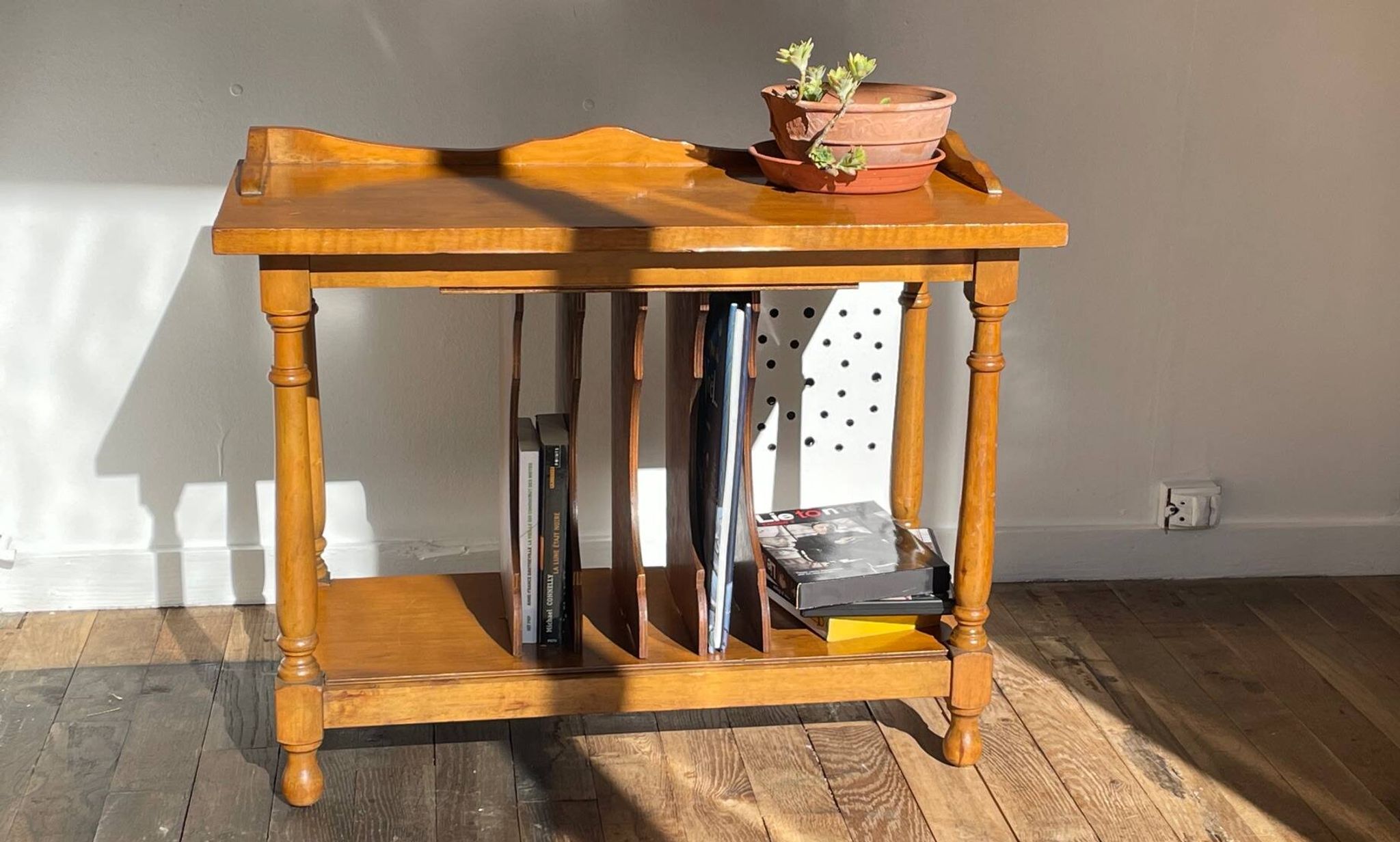 Vintage turntable cabinet