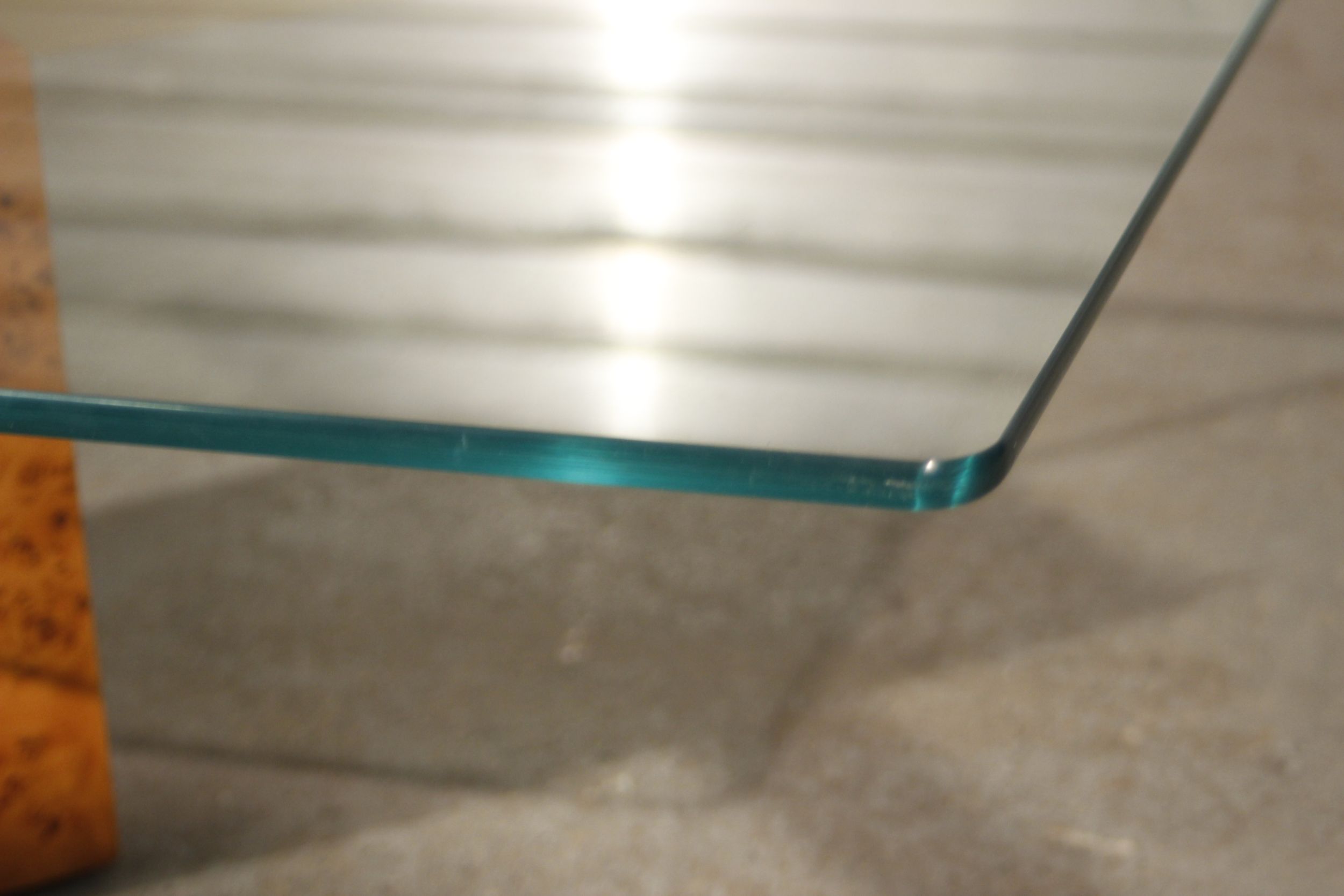 Table basse en loupe d'orme et verre trempé par Jean Claude Mahey pour roche bobois années 70