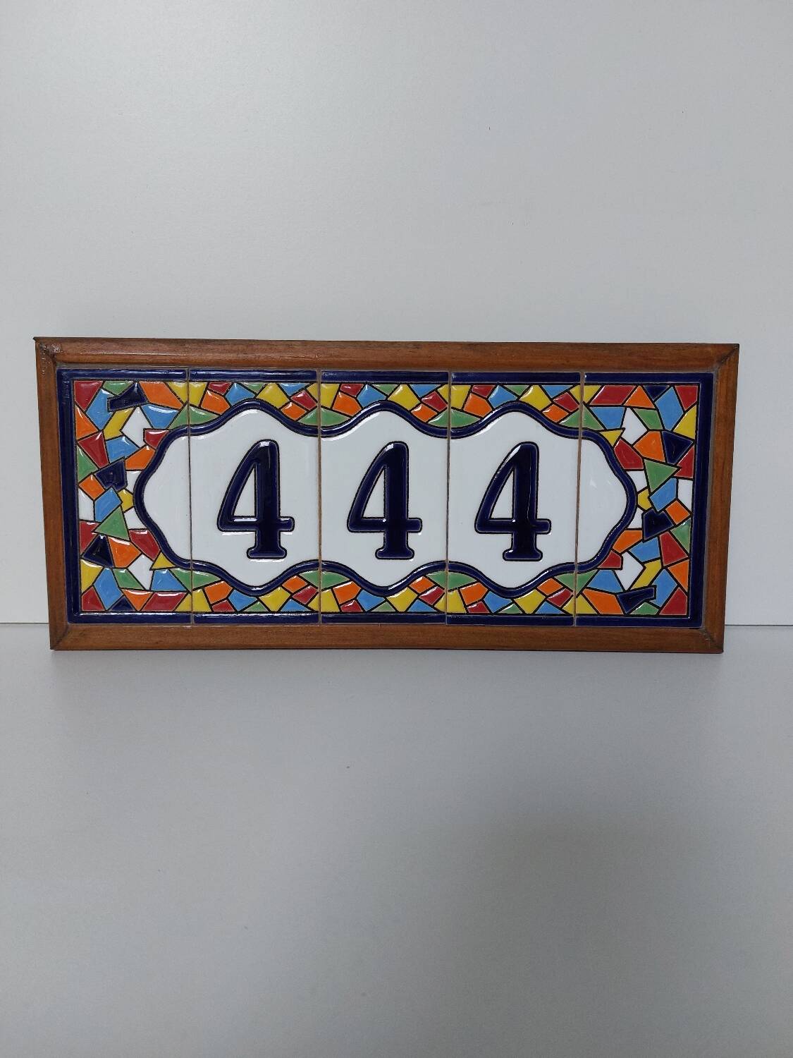 Enamelled ceramic number plate