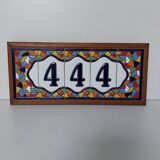 Enamelled ceramic number plate