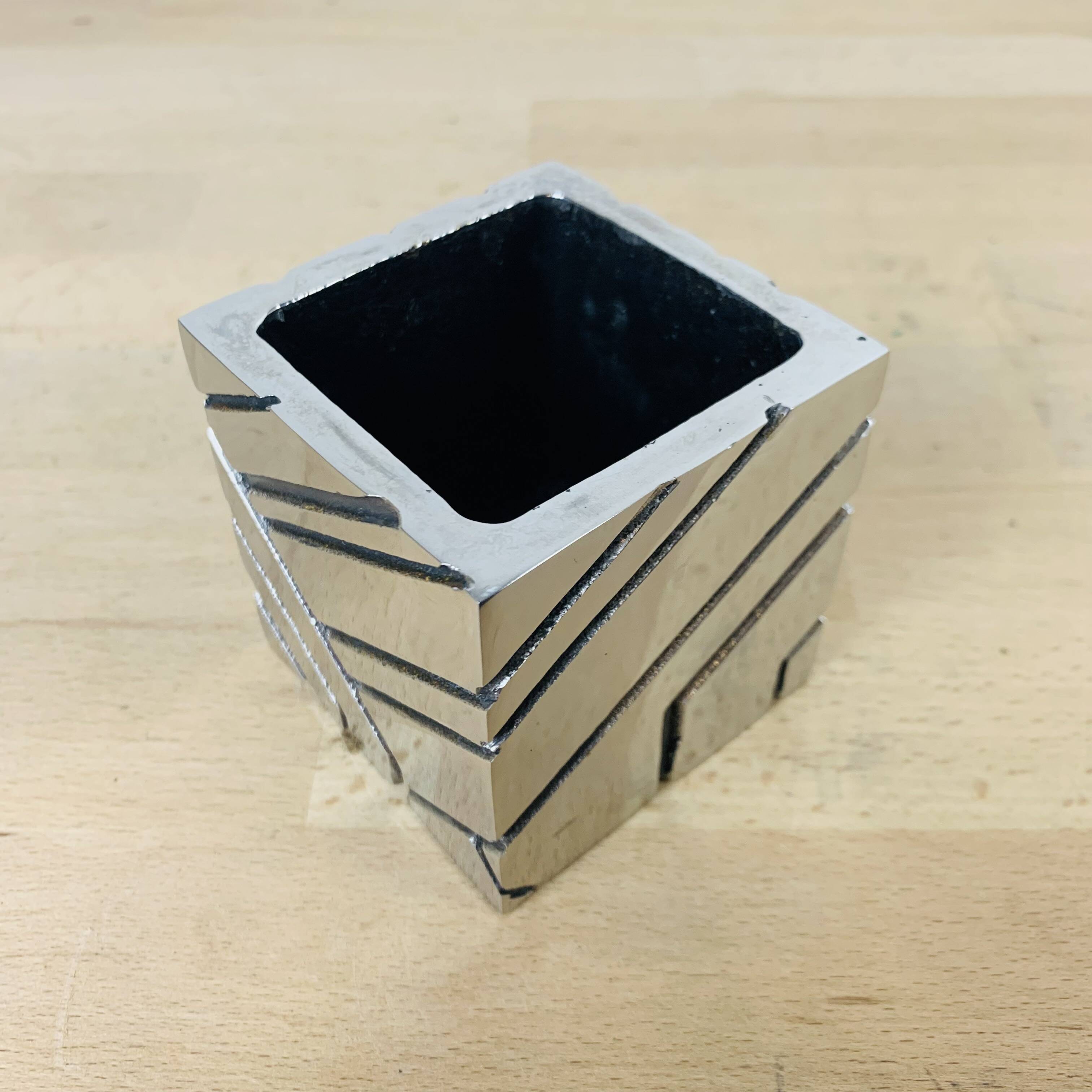 Pot à crayon brutaliste cube métal