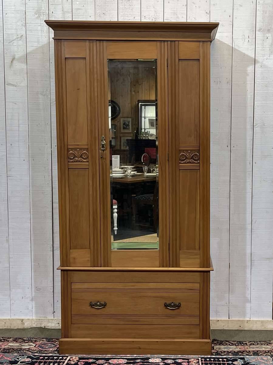 English wardrobe in walnut from the early 20th century.
