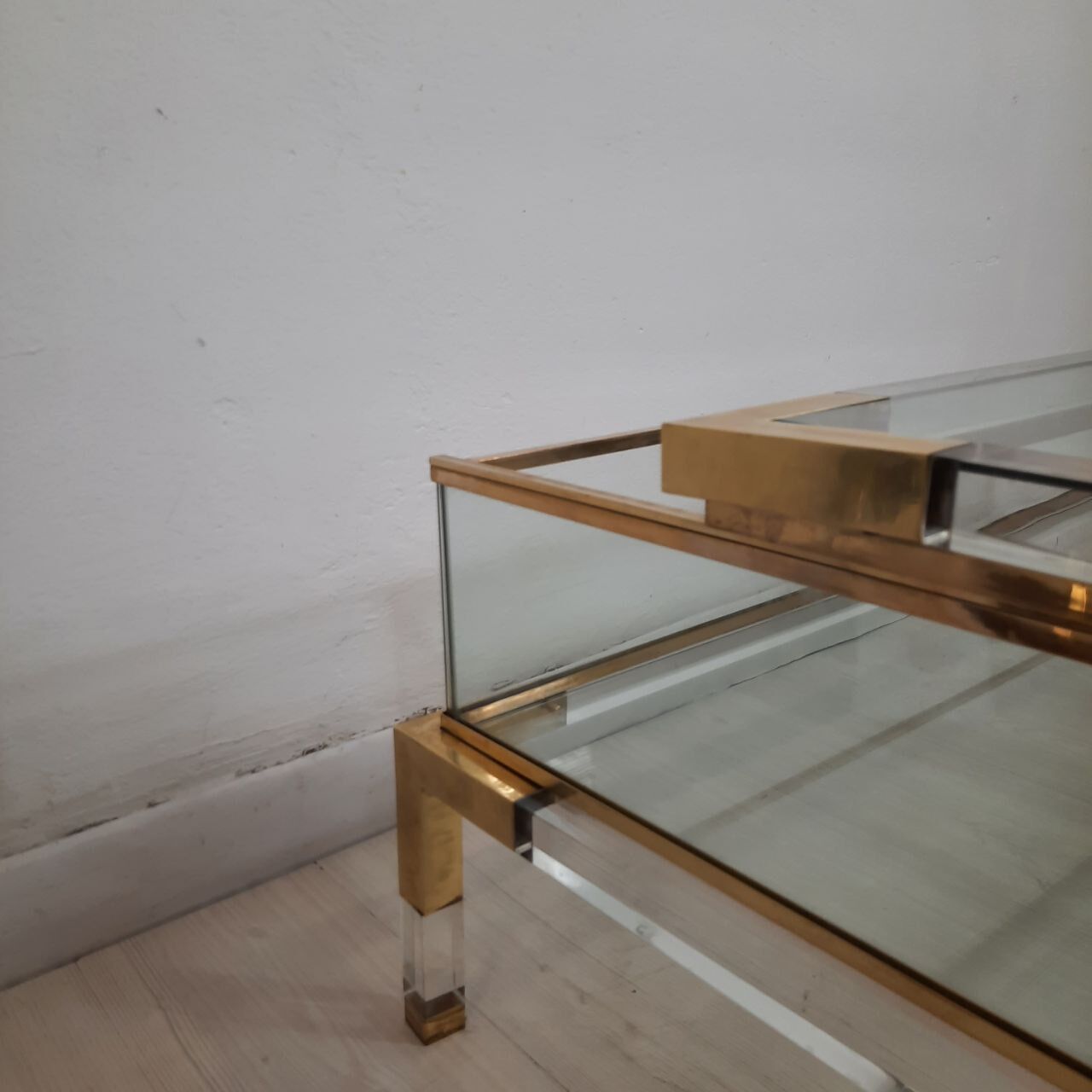 Coffee table with sliding shelf in lucite, brass and glass, Hollywood Regency