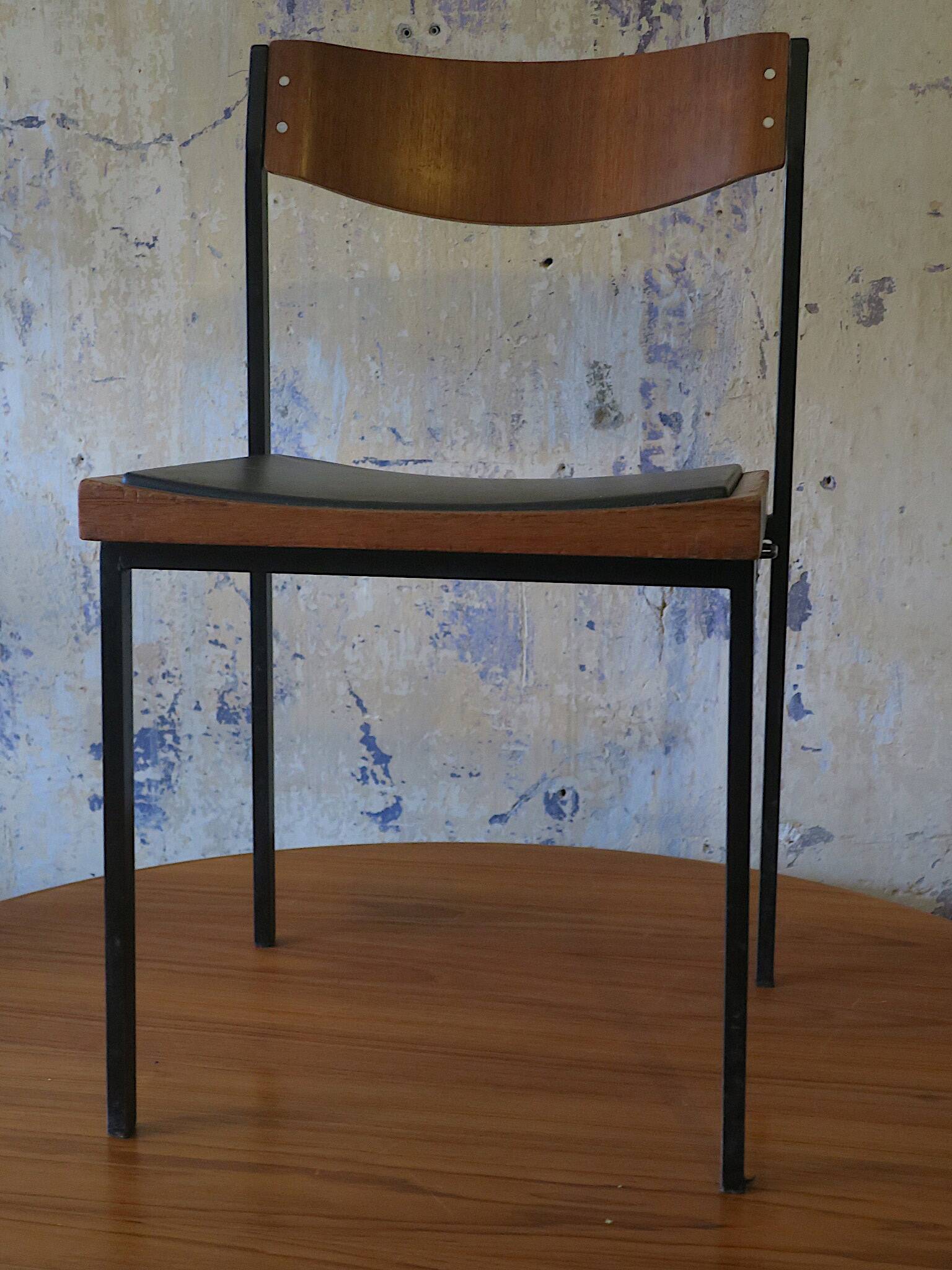 Paire de chaises empilables en teck et fer, années 1960