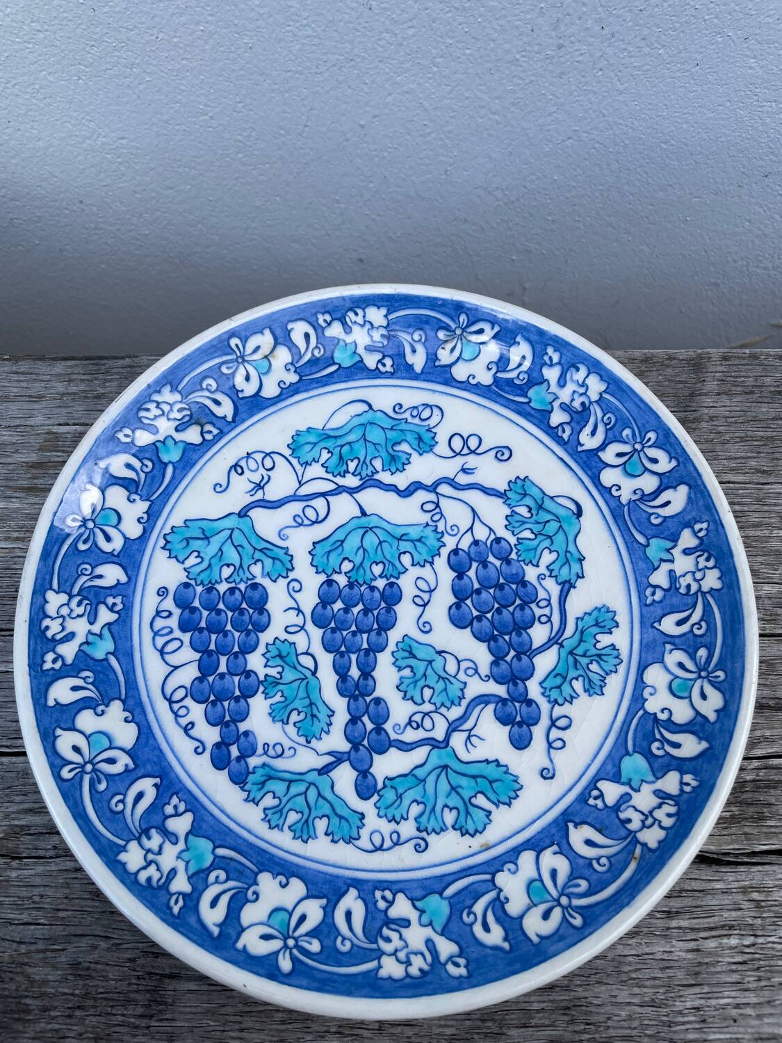 Assiette décorative bleu aux raisins