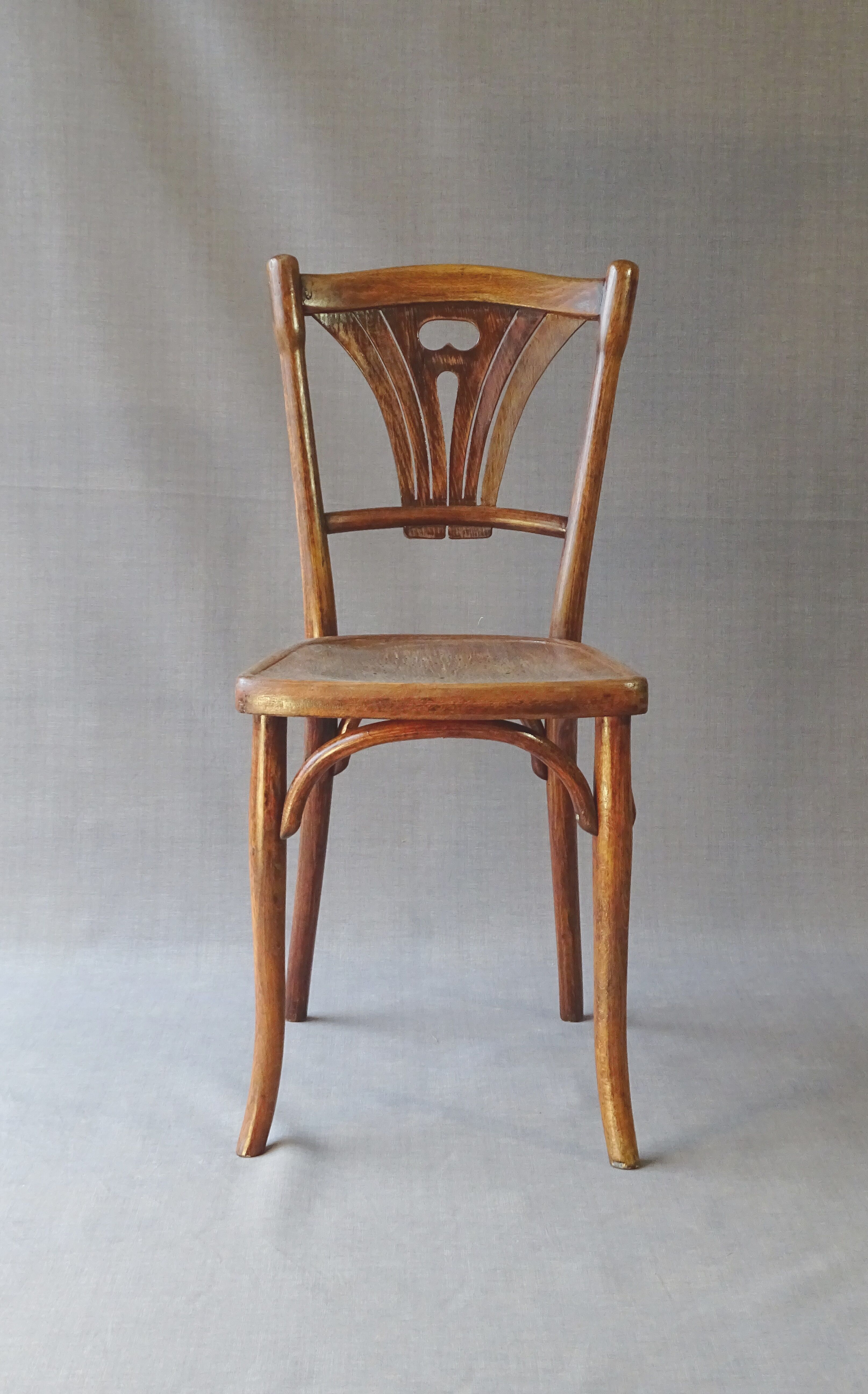 Two chairs Thonet n ° 197/114 of 1910 seat wood bistro