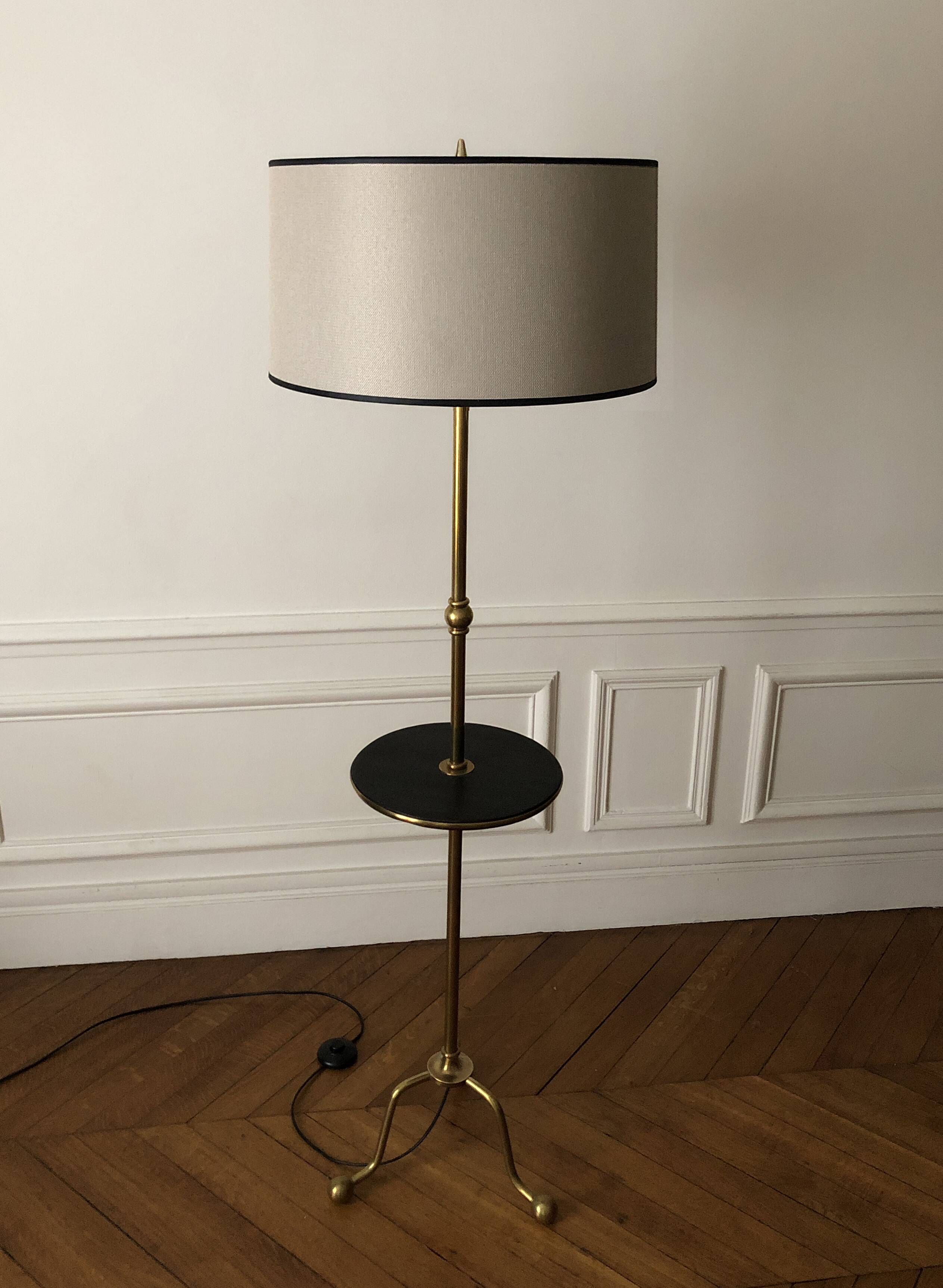 Tripod floor lamp with adjustable height and shelf from the 1960s.