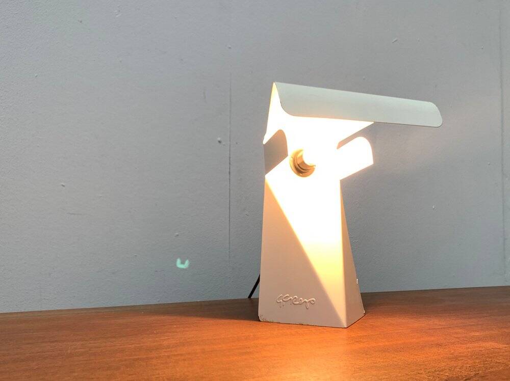 Lampe de table minimaliste en tole de l'ère spatiale italienne des années 60 par G. Grego.
